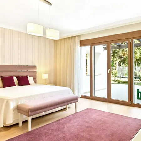 Deluxe Hotel 5*
